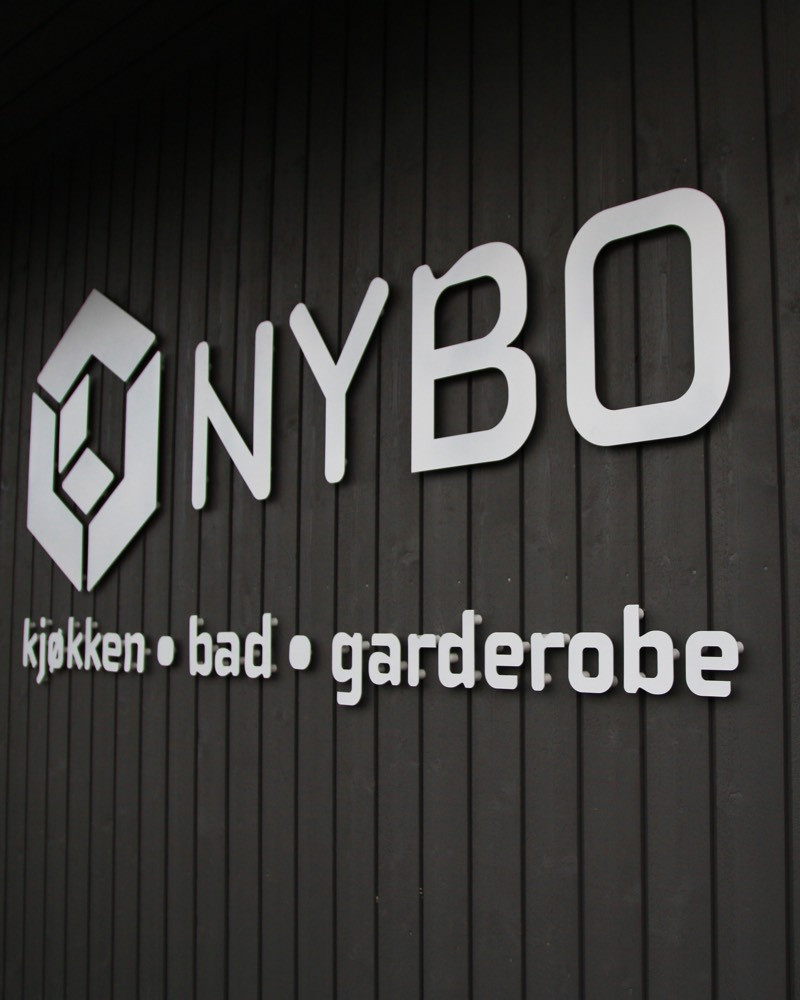 Nybo kjøkken logo på vegg